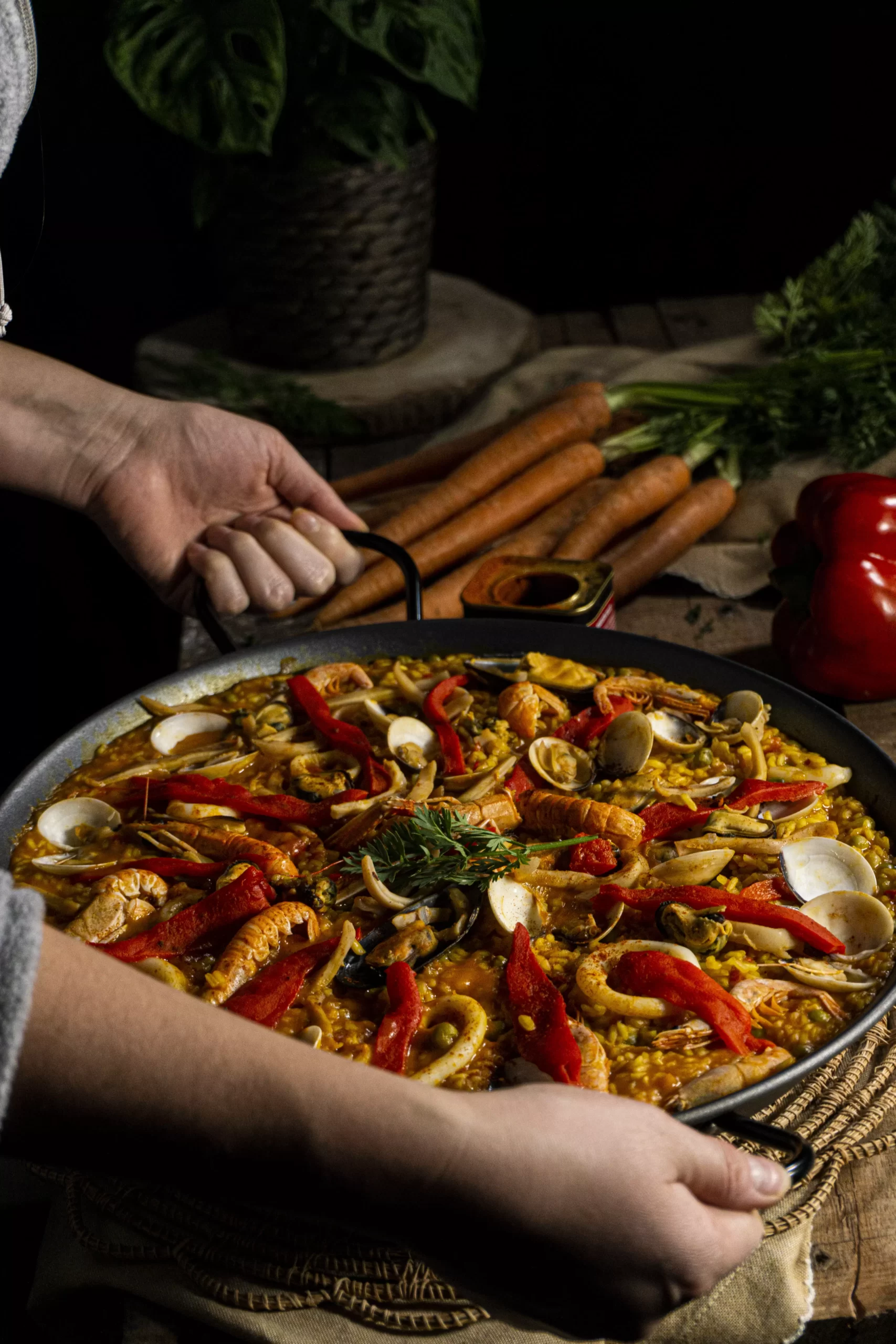 fotgrafia gastronomica de dark food de paella