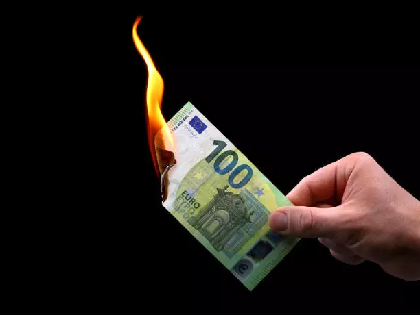 foto quemando 100 euros