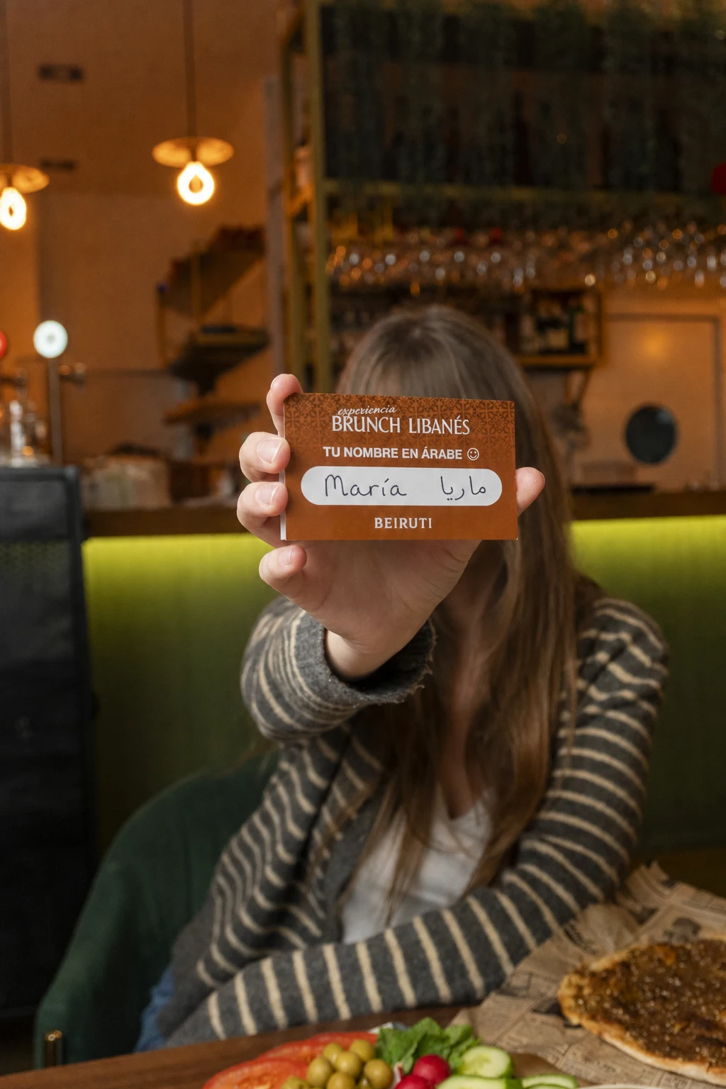 Tarjeta personalizada con nombre en árabe para la experiencia de brunch de Beiruti