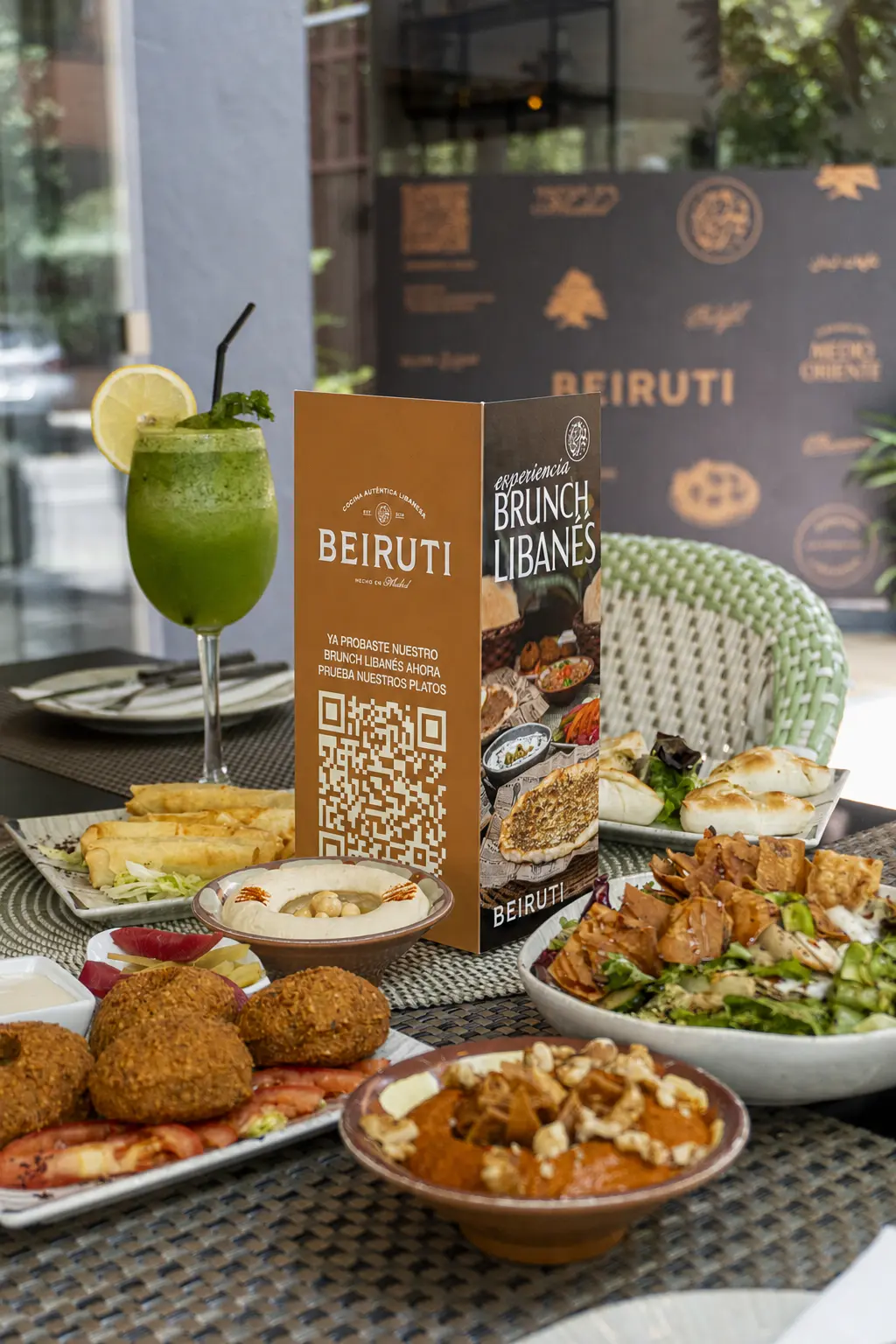 Carta física del brunch libanés de Beiruti expuesta sobre una mesa
